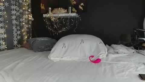 Snapshot of luxurylips chatting on December 13, 7:25 am Lux for your fun online show from December 13, 7:25 am