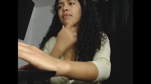 Snapshot of lylii_evans chatting on February 24, 5:00 am lylii_evans online show from February 24, 5:00 am