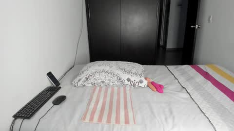 Snapshot of malucam_06 chatting on February 1, 10:44 pm instagram nueela online show from February 1, 10:44 pm