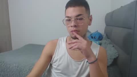Snapshot of marcelo_m1lk chatting on September 15, 3:35 pm marcelo_m1lk online show from September 15, 3:35 pm