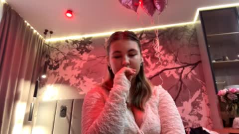 Mia online show from September 23, 1:16 pm