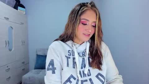 Snapshot of mariana_owen chatting on March 6, 12:21 am online show from March 6, 12:21 am