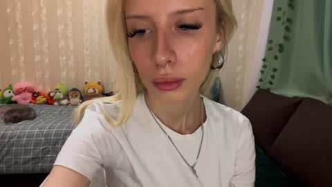 Snapshot of maribelchauhdrey chatting on September 18, 7:23 am Molly online show from September 18, 7:23 am
