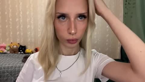 Snapshot of maribelchauhdrey chatting on September 22, 7:12 am Molly online show from September 22, 7:12 am