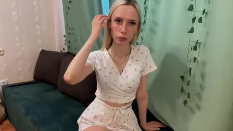 Snapshot of maribelchauhdrey chatting on September 13, 7:22 am Molly online show from September 13, 7:22 am