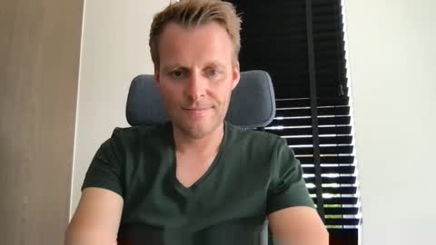 Snapshot of max_straight_1 chatting on September 12, 11:45 am Max take off clothes online show from September 12, 11:45 am
