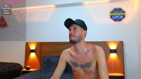 Snapshot of max_tayloor chatting on February 24, 7:19 pm Max Taylor online show from February 24, 7:19 pm