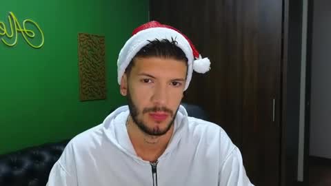 Snapshot of max_tayloor chatting on December 24, 1:17 pm Max Taylor online show from December 24, 1:17 pm