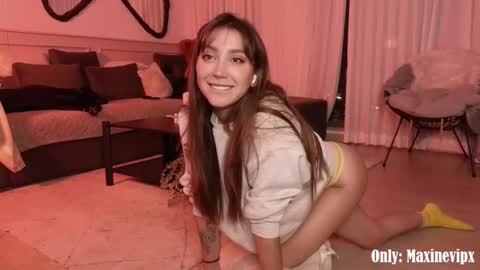 Snapshot of maxine_8 chatting on September 19, 11:19 pm Maxine online show from September 19, 11:19 pm