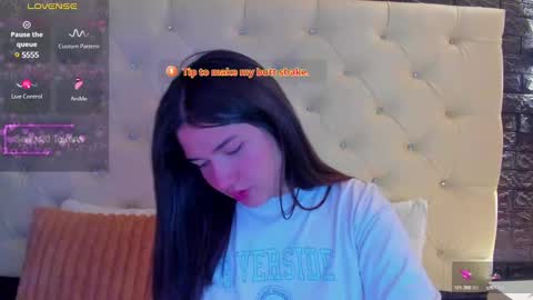 Snapshot of megan_devon chatting on March 11, 11:33 am online show from March 11, 11:33 am