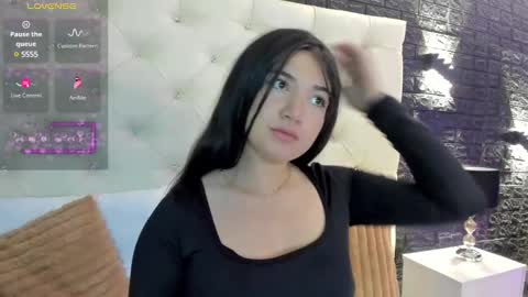 Snapshot of megan_devon chatting on March 6, 12:19 pm online show from March 6, 12:19 pm