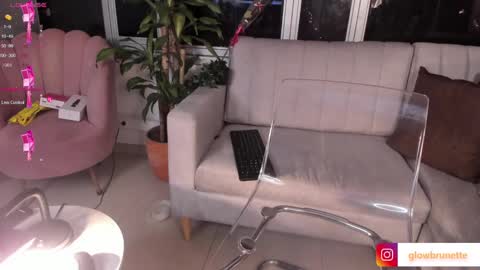 Snapshot of megann__sweet chatting on March 9, 10:19 am Mara online show from March 9, 10:19 am