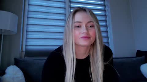Snapshot of melani_a chatting on December 19, 1:07 pm Melania online show from December 19, 1:07 pm