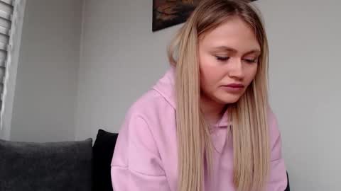 Snapshot of melani_a chatting on March 8, 11:48 am Melania online show from March 8, 11:48 am