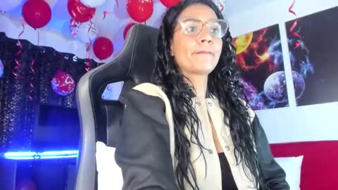Snapshot of melannia_hills chatting on February 18, 10:16 am melannia_hills online show from February 18, 10:16 am
