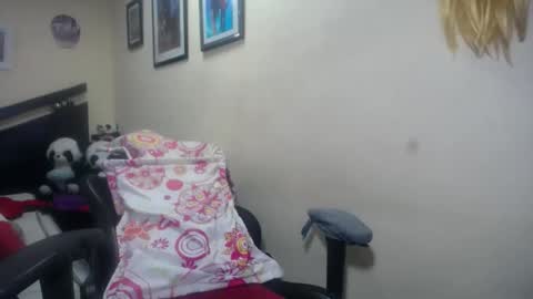 Snapshot of melany_isabella chatting on February 19, 7:16 pm melany online show from February 19, 7:16 pm