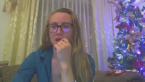 Snapshot of melly_rosey chatting on December 8, 3:02 pm Melly online show from December 8, 3:02 pm