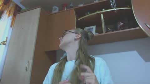 Snapshot of melly_rosey chatting on February 17, 7:37 am Melly online show from February 17, 7:37 am