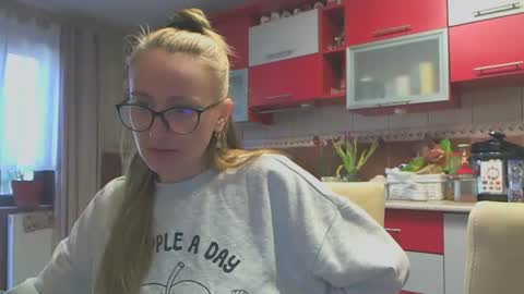 Snapshot of melly_rosey chatting on March 10, 10:39 am Melly online show from March 10, 10:39 am