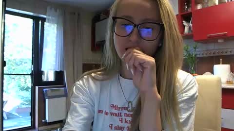 Snapshot of melly_rosey chatting on September 22, 6:50 am Melly online show from September 22, 6:50 am