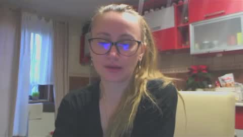 Snapshot of melly_rosey chatting on December 18, 7:04 am Melly online show from December 18, 7:04 am