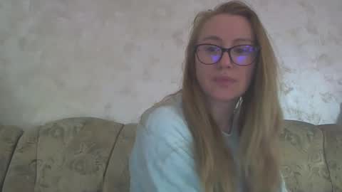 Snapshot of melly_rosey chatting on February 18, 8:16 am Melly online show from February 18, 8:16 am