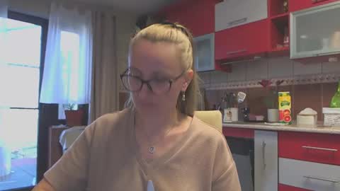 Snapshot of melly_rosey chatting on March 7, 8:02 am Melly online show from March 7, 8:02 am