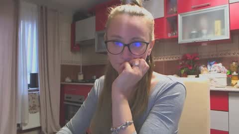 Snapshot of melly_rosey chatting on January 27, 7:35 am Melly online show from January 27, 7:35 am