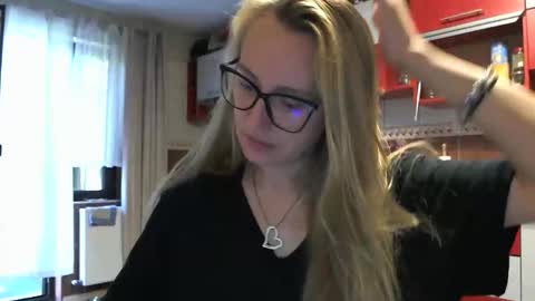 Snapshot of melly_rosey chatting on September 18, 6:50 am Melly online show from September 18, 6:50 am