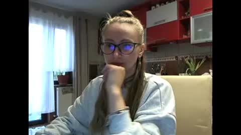 Snapshot of melly_rosey chatting on March 10, 7:33 am Melly online show from March 10, 7:33 am