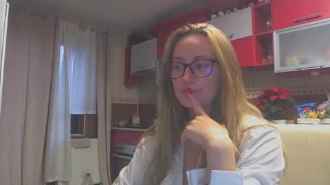 Snapshot of melly_rosey chatting on December 11, 7:09 am Melly online show from December 11, 7:09 am