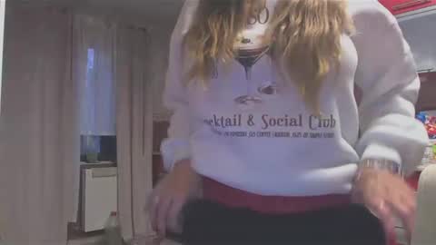 Snapshot of melly_rosey chatting on December 6, 2:00 pm Melly online show from December 6, 2:00 pm