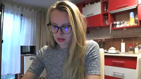 Snapshot of melly_rosey chatting on September 17, 6:39 am Melly online show from September 17, 6:39 am