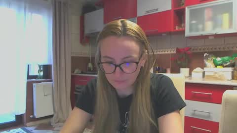 Snapshot of melly_rosey chatting on February 11, 7:44 am Melly online show from February 11, 7:44 am