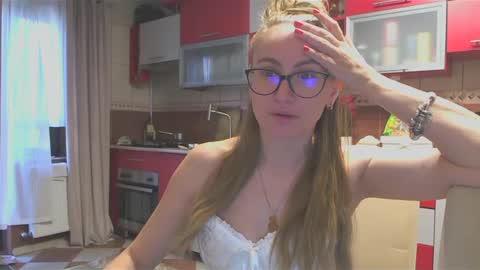 Snapshot of melly_rosey chatting on February 10, 8:20 am Melly online show from February 10, 8:20 am