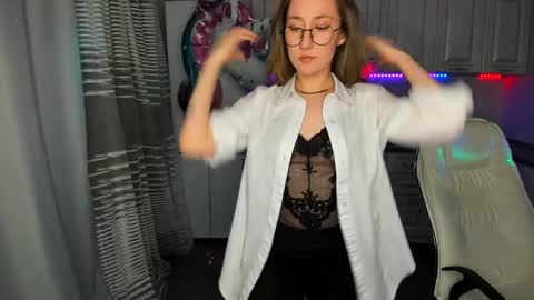 Snapshot of melodyoflovee chatting on February 7, 4:06 am Kaylie online show from February 7, 4:06 am
