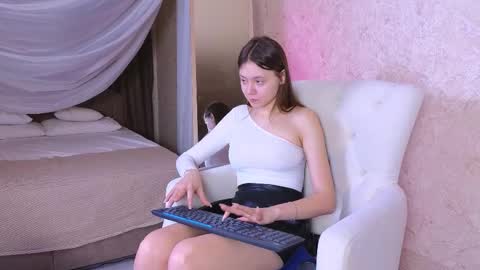 meow_mellie online show from March 11, 4:30 am