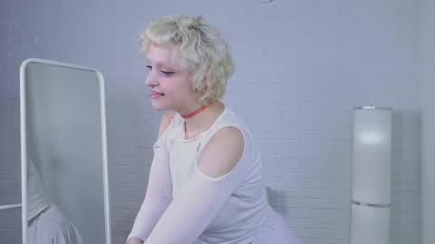 mia_ll1 online show from September 11, 12:28 pm