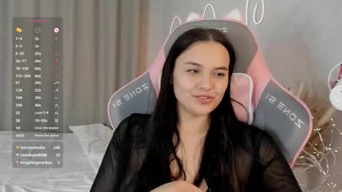 Mia online show from March 6, 2:29 pm