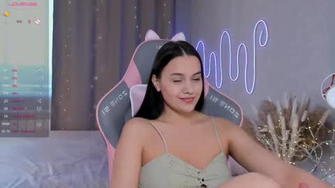Mia online show from February 14, 10:59 am