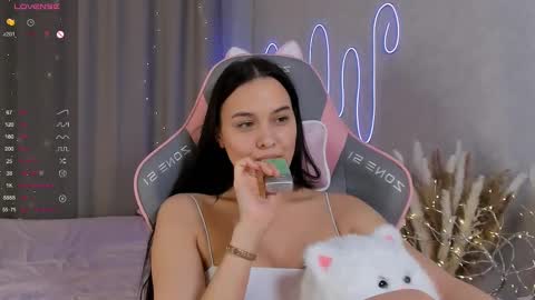 Mia online show from February 20, 3:30 pm