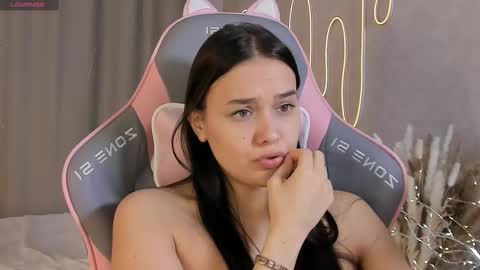 Mia online show from March 3, 4:58 pm