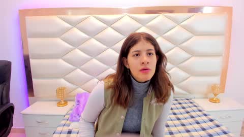 Snapshot of miaqueen021 chatting on February 7, 12:17 pm Sweetie Mia online show from February 7, 12:17 pm