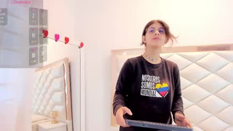 Snapshot of miaqueen021 chatting on February 19, 12:44 pm Sweetie Mia online show from February 19, 12:44 pm