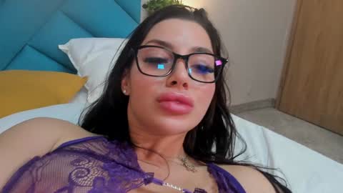 Mia online show from February 3, 9:39 pm