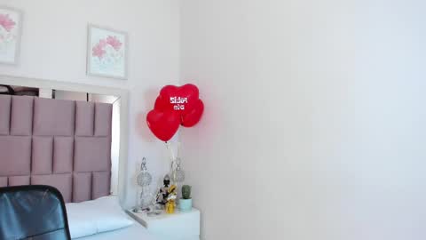 Snapshot of miia_palmerr chatting on February 14, 9:10 pm Mia online show from February 14, 9:10 pm