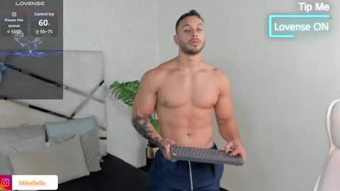 Snapshot of mike_belle chatting on February 17, 9:00 pm Mike Belle online show from February 17, 9:00 pm