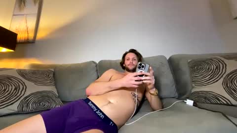 Snapshot of mikeywhite123 chatting on February 26, 5:03 am mikeywhite123 online show from February 26, 5:03 am