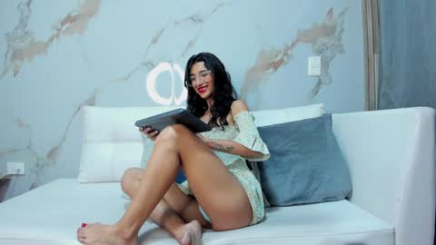 Snapshot of milaa_petite chatting on February 5, 10:01 pm online show from February 5, 10:01 pm