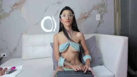 Snapshot of milaa_petite chatting on March 10, 9:40 pm online show from March 10, 9:40 pm
